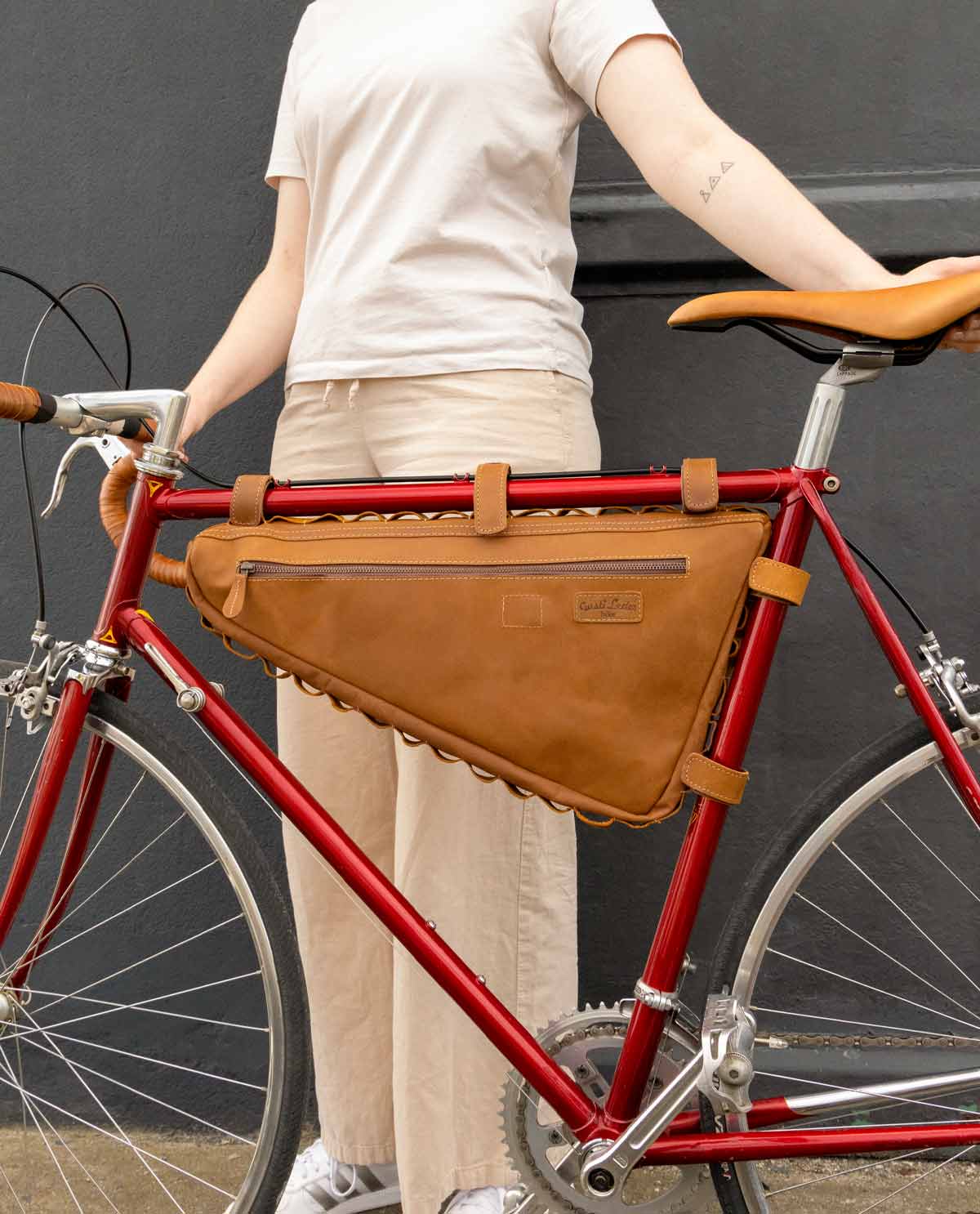 borsa-telaio-bici-901nvb-1.jpg Borsa a cornice "Roger V." in pelle da Gusti Leder – Gusti Leder - immagine 1