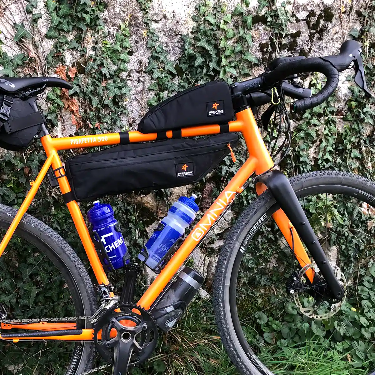 borse-bici-gravel-891lmu.webp Bikepaking: perché scegliere una borsa da telaio - immagine 1