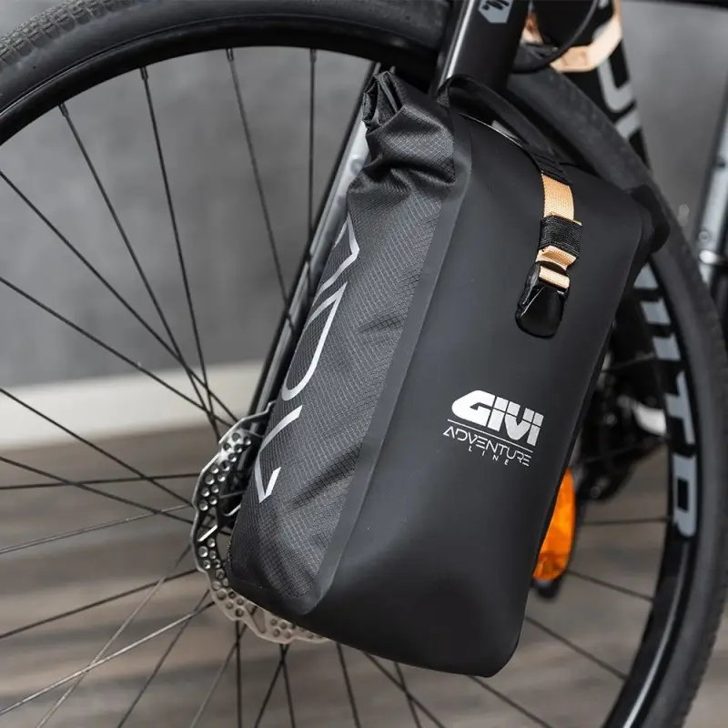 borse-gravel-985upf.webp Borsa da Forcella 3,5 Litri per Bici Gravel e Mountain Bike Givi Carrier AD03B - immagine 1
