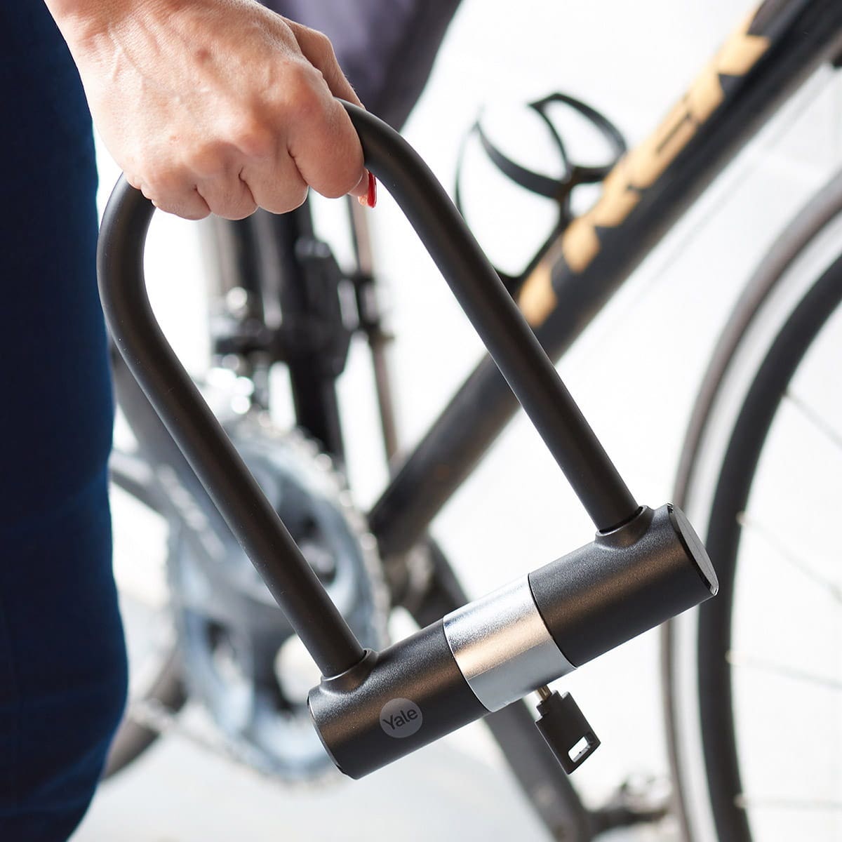 lucchetto-biciclette-337air-1.jpg Lucchetto di sicurezza Essential a U con chiave - immagine 1