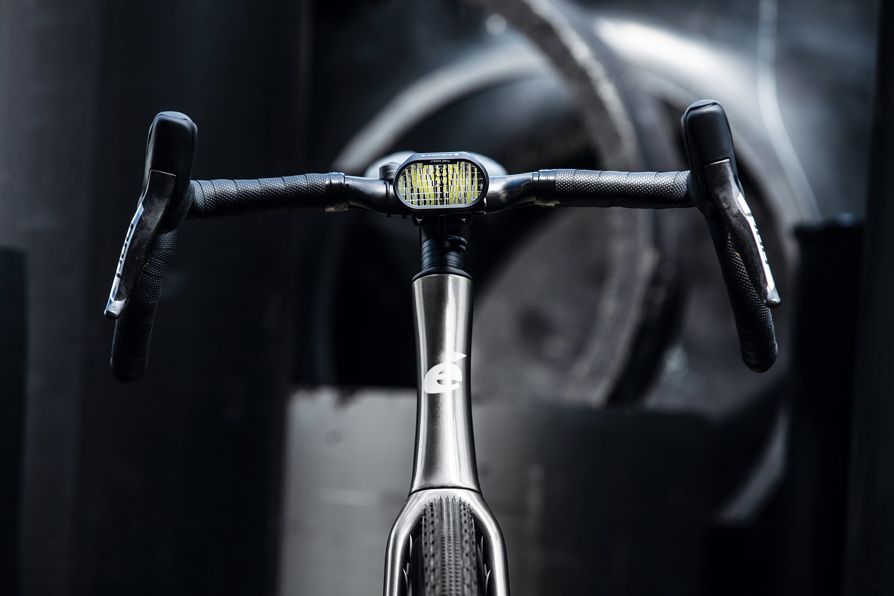 luce-anteriore-bici-da-corsa-827pyw-1.jpg Supernova Luce Anteriore M99 DY Pro nero | BIKE24 - immagine 1