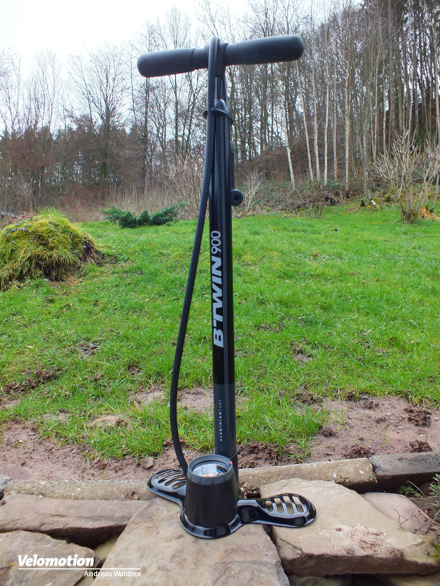 pompe-per-biciclette-decathlon-182wwe-1.jpg Pompa da pavimento Decathlon Pompa da bicicletta 900 del colosso francese degli articoli sportivi messa alla prova: Velomotion - immagine 1