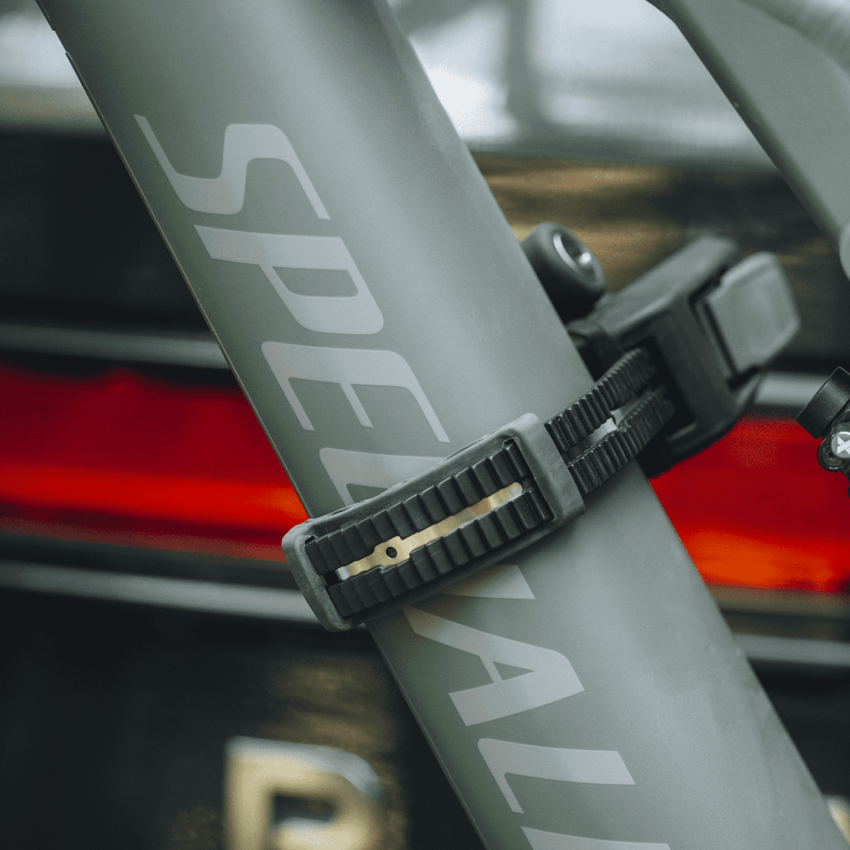 portabici-thule-da-gancio-traino-082aox.png Portabici da installare sul gancio di traino Thule Epos ParkSecure 69cm Nero - immagine 1