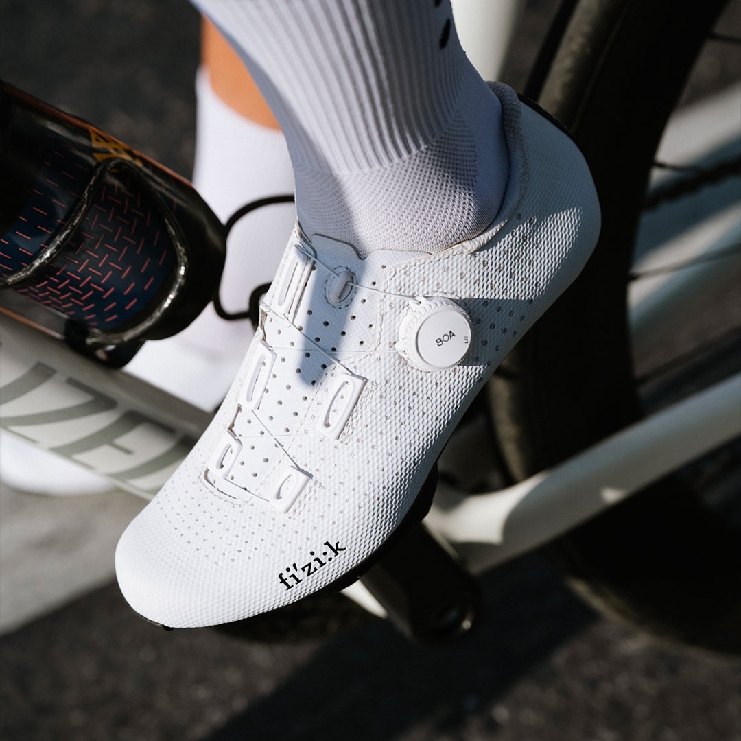 scarpe-fizik-261orc-1.jpg Fizik Tempo Decos Carbon Scarpe per bici da corsa Wide bianco/nero | BIKE24 - immagine 1